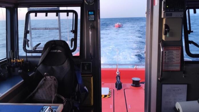 rescaten-un-veler-amb-dos-tripulants-que-estava-a-la-deriva-a-les-illes-medes