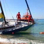 un-veler-s’encalla-a-la-platja-de-palamos-i-l’ocupant-no-permet-que-el-remolquin