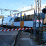 Les obres per eliminar el pas a nivell de Flaçà es faran abans del 2027 tot i doblar el cost previst El tren creuant just a l'alçada del pas a nivell a Flaçà Data de publicació: divendres 24 de novembre del 2023, 07:00 Localització: Flaçà Autor: Gerard Vilà