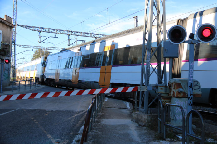 El tren creuant just a l'alçada del pas a nivell a Flaçà Data de publicació: divendres 24 de novembre del 2023, 07:00 Localització: Flaçà Autor: Gerard Vilà