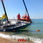 Un veler desamarrat encalla a la platja Gran de Palamós Bombers Palamós veler