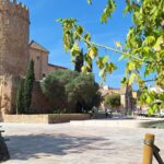 Sant Feliu de Guíxols acull l’exposició artística ‘Reflexions en fang, color i identitat’ al Monestir