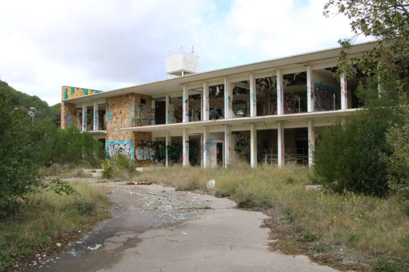 L'edifici principal de Radio Liberty dissenyat per l'arquitecte Agustí Borrell i Sensat. / Ariadna Reche / ACN