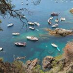 privat:-sos-costa-brava-denuncia-que-desenes-d’embarcacions-s’amunteguen-a-tocar-la-costa-a-llafranc