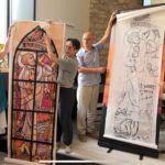 Verges inaugura un vitrall de Rafael Masó dissenyat fa cent anys gràcies a una iniciativa veïnal L'artista vitrallera Anna Santaeulària presentant el catró original del vitrall de Rafael Masó i l'adaptació per poder-lo fer a mida real Data de publicació: dissabte 29 de juny del 2024, 13:49 Localització: Verges Autor: Ariadna Reche