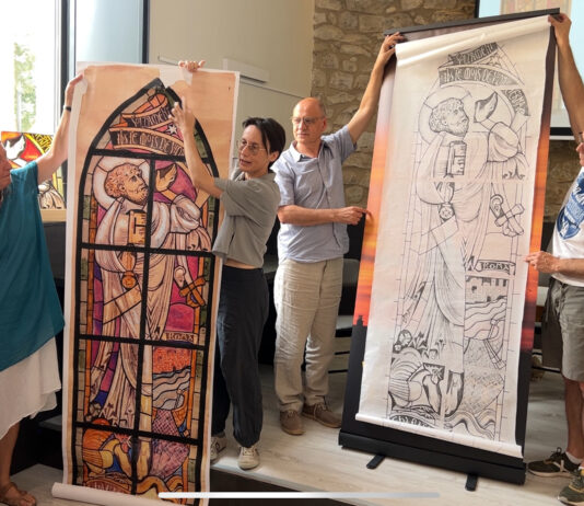 L'artista vitrallera Anna Santaeulària presentant el catró original del vitrall de Rafael Masó i l'adaptació per poder-lo fer a mida real Data de publicació: dissabte 29 de juny del 2024, 13:49 Localització: Verges Autor: Ariadna Reche