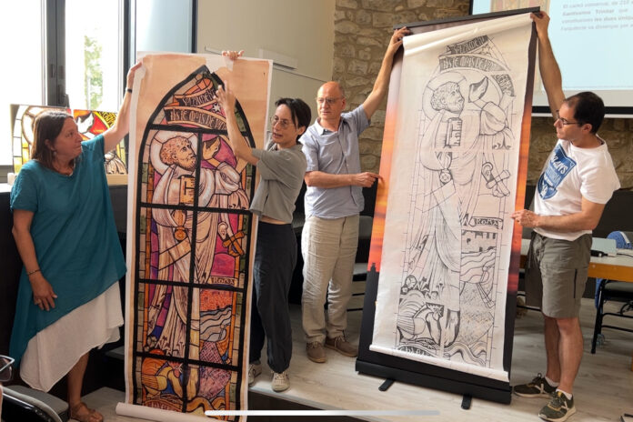 L'artista vitrallera Anna Santaeulària presentant el catró original del vitrall de Rafael Masó i l'adaptació per poder-lo fer a mida real Data de publicació: dissabte 29 de juny del 2024, 13:49 Localització: Verges Autor: Ariadna Reche
