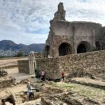 privat:-les-excavacions-a-la-ciutadella-de-roses-confirmen-l’existencia-d’un-gran-complex-funerari-dels-segles-iv-iv-dc