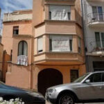 privat:-veins-de-sant-feliu-pengen-pancartes-reclamant-frenar-el-transit-d’un-carrer