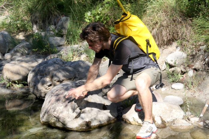 L'investigador del CEAB. Jolle Jolles, analitza la profunditat d'una de les basses d'aigua que hi ha en un riu assecat de l'Alta Garrotxa Data de publicació: dissabte 16 d’agost del 2025, 06:00 Localització: Blanes Autor: Aleix Freixas