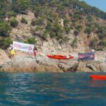SOS Costa Brava bloqueja simbòlicament la Cala del Vedell per denunciar el descontrol nàutic i la falta de protecció sos costa brava
