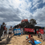 privat:-sos-costa-brava-celebra-7-anys-de-lluita-amb-una-accio-a-la-fosca-per-alertar-de-l’allau-de-casos-urbanistics-que-amenacen-el-litoral