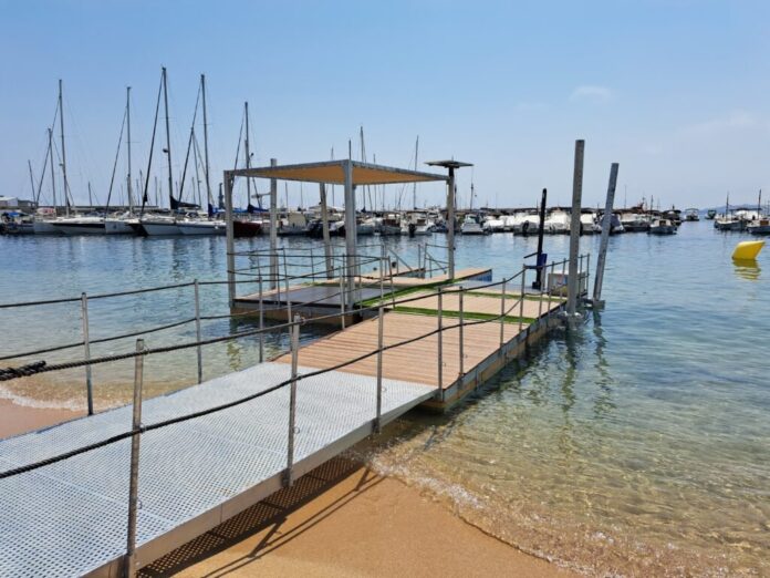 privat:-la-platja-gran-de-palamos-consolida-l’accessibilitat-al-bany
