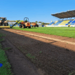 privat:-comencen-els-treballs-de-renovacio-de-la-gespa-natural-de-l’estadi-municipal-palamos-costa-brava