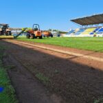 Comencen les tasques de renovació de la gespa natural de l’Estadi Municipal Palamós – Costa Brava Tasques de renovació de la gespa de l'estadi de palamós costa brava