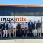 Moventia forma i contracta estudiants del Perú per cobrir la manca de conductors d’autocar La consellera de Drets Socials, Mònica Martínez Bravo, al centre amb la resta d'autoritats en la visita a Begur Data de publicació: dimarts 05 d’agost del 2025, 17:32 Localització: Begur Autor: Cedida Moventia