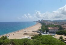 L’Audiència Nacional dona la raó a l’Ajuntament de Platja d’Aro sobre els habitatges afectats per la Llei de Costes Vista general Platja d'Aro estiu calor refugis climàtics