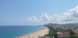 Castell d’Aro, Platja d’Aro i S’Agaró destina 200.000 euros a la cinquena edició dels Pressupostos participatius Vista general Platja d'Aro estiu calor refugis climàtics baix empordà