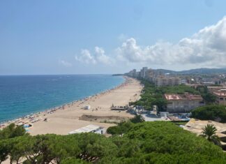 PSC, ERC i Comuns acorden duplicar la taxa turística a partir de l’abril Vista general Platja d'Aro estiu calor refugis climàtics