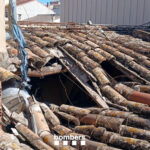 privat:-s’esfondra-part-de-la-coberta-d’un-edifici-a-figueres-i-desallotgen-cinc-veins-per-precaucio