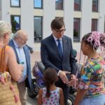 privat:-salvador-illa-i-l’alcalde-de-calonge-i-sant-antoni,-jordi-soler,-entreguen-les-claus-de-21-habitatges-de-lloguer-social-al-municipi
