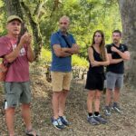 privat:-el-festival-art-&-gavarres-arrenca-amb-una-ruta-guiada-dels-artistes-per-les-installacions-artistiques-de-land-art