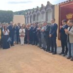 privat:-ofrena-floral-a-la-tomba-del-president-irla-a-sant-feliu-de-guixols