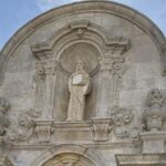 privat:-sabies-que-a-sant-feliu-de-guixols-hi-ha-un-arc-que-guarda-secrets-amb-els-seus-veins?