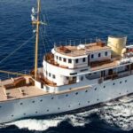 privat:-atraca-a-sant-feliu-de-guixols-el-‘shemara’,-un-vaixell-que-va-servir-a-la-marina-reial-britanica-i-que-despres-va-acollir-festes-boges