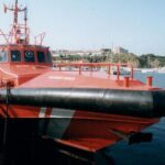 privat:-una-embarcacio-que-encallada-en-unes-roques-prop-del-port-de-sant-feliu-de-guixols-amb-una-via-d’aigua