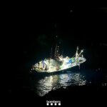 privat:-una-embarcacio-de-pesca-queda-encallada-entre-unes-roques-a-sant-feliu-de-guixols