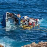 privat:-les-imatges-de-l’enfonsament-d’una-embarcacio-de-pesca-que-s’havia-encallat-en-unes-roques-a-sant-feliu-de-guixols