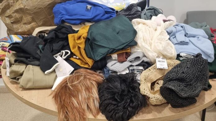 privat:-cacades-dues-lladres-multireincidents-amb-perruca-despres-de-robar-en-dues-botigues-de-platja-d’aro privat:-cacades-dues-lladres-multireincidents-amb-perruca-despres-de-robar-en-dues-botigues-de-platja-d’aro