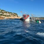 S’enfonsa l’embarcació pesquera encallada a les roques a Sant Feliu de Guíxols