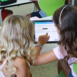 Quatre de cada deu infants i joves a qui Càritas Girona fa suport educatiu no poden rebre ajuda familiar per estudiar