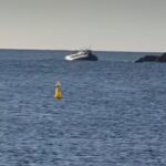 S’enfonsa una embarcació de pesca a Sant Feliu de Guíxols i queda encallada a una roca