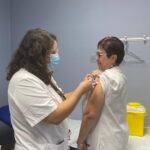 Anna Ribera: “Facilitar l’accés a la vacunació és clau per evitar que la grip i la COVID-19 causin complicacions greus” Vacunació grip i coronavirus