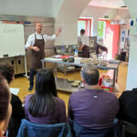 Entre la tradició i l’auge de comprar-los fets: un curs a l’Empordà ensenya a mantenir l’essència dels canelons de Nadal