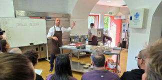 Entre la tradició i l’auge de comprar-los fets: un curs a l’Empordà ensenya a mantenir l’essència dels canelons de Nadal