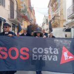 Més de mig centenar de persones homenatgen la Pineda d’en Gori en un “funeral” simbòlic davant l’Ajuntament de Palamós