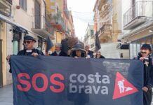 Més de mig centenar de persones homenatgen la Pineda d’en Gori en un “funeral” simbòlic davant l’Ajuntament de Palamós