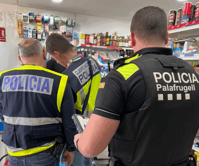 privat:-dos-operatius-coordinats-per-la-policia-local-de-palafrugell-acaben-amb-tres-detinguts,-un-bar-precintat-i-mes-d’una-vintena-d’actes