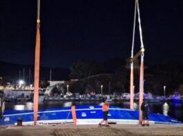 Refloten la barca enfonsada fa un mes a la Punta de Garbí, a Sant Feliu de Guíxols privat:-recuperen-del-fons-mari-l’embarcacio-enfonsada-fa-un-mes-a-sant-feliu-de-guixols