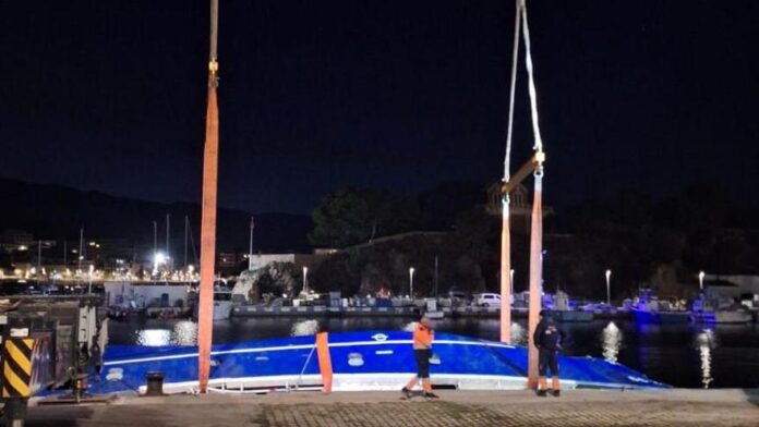 privat:-recuperen-del-fons-mari-l’embarcacio-enfonsada-fa-un-mes-a-sant-feliu-de-guixols