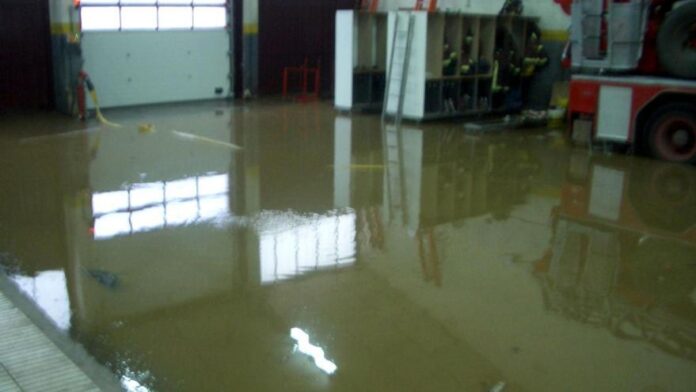 privat:-bombers-del-parc-de-la-vall-d’aro-denuncien-que-treballen-en-condicions-“indignes”-i-que-l’edifici-te-“greus-mancances”