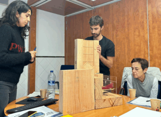 La Capella del Carme de Palamós inaugura “Penjant d’un fil”, l’obra guanyadora de la Biennal d’Art Ezequiel Torroella privat:-arnau-toscano-i-maria-borrego-es-converteixen-en-els-guanyadors-de-la-segona-edicio-de-la-biennal-d’art-ezequiel-torroella-de-palamos