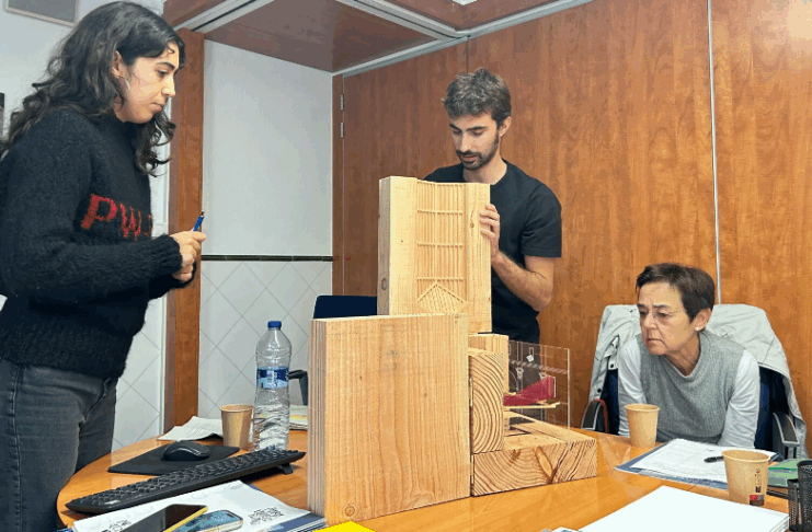 La Capella del Carme de Palamós inaugura “Penjant d’un fil”, l’obra guanyadora de la Biennal d’Art Ezequiel Torroella privat:-arnau-toscano-i-maria-borrego-es-converteixen-en-els-guanyadors-de-la-segona-edicio-de-la-biennal-d’art-ezequiel-torroella-de-palamos