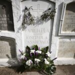 Palafrugell commemora Tots Sants amb ofrenes florals i música en directe al Cementiri Municipal