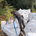 Els Agents Rurals denuncien un productor de plaques de guix per abocar-les en terreny forestal a Vall-llobrega Vall-llobrega - Els Agents Rurals han denunciat un productor de plaques de guix després de localitzar diversos sacs en un terreny forestal a Vall-llobrega (Baix Empordà). Segons informen en una piulada a X, la denúncia és per gestionar incorrectament els residus. Al llarg del mes d'octubre, els Agents Rurals han localitzat i comunicats als ajuntaments afectats un total de 197 abocaments incontrolats de residus.