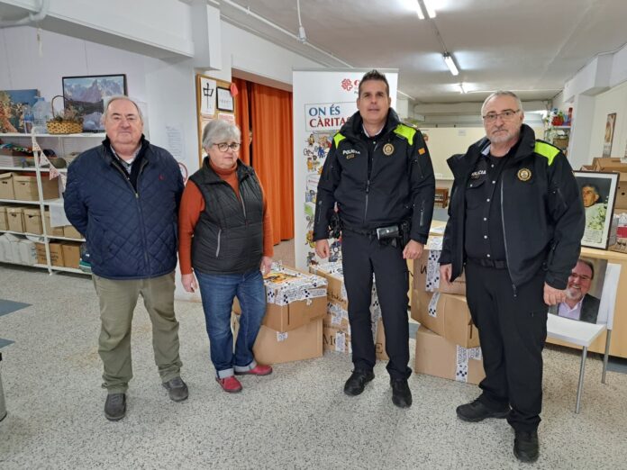 privat:-la-policia-local-de-palamos-fa-entrega-dels-mes-de-70-quilos-d’aliments-recollits-en-la-campanya-solidaria-de-nadal-a-caritas-palamos-i-sant-joan